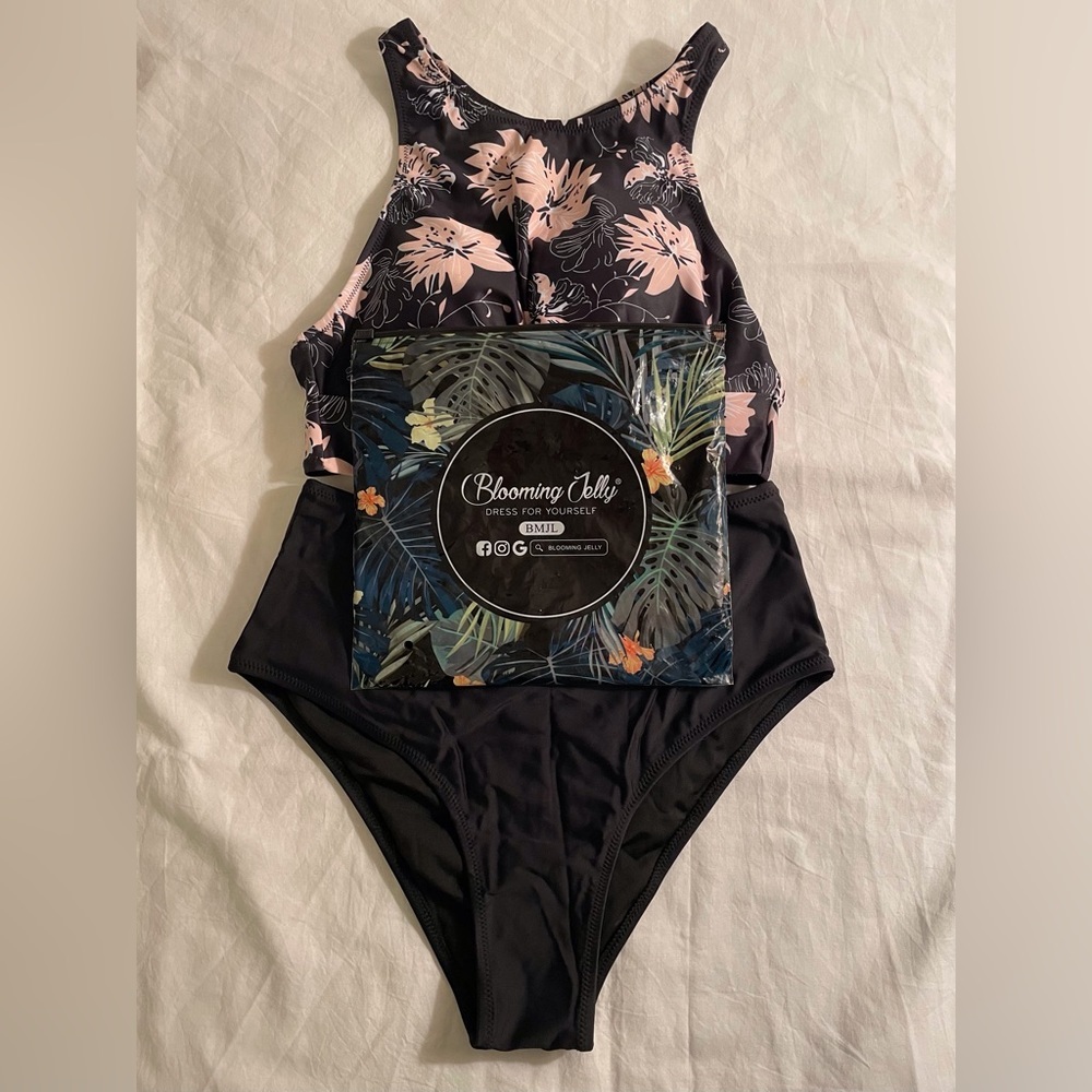 Blooming Jelly 2 Piece Swimsuit Size M Black and Pink - Picture 8 of 14